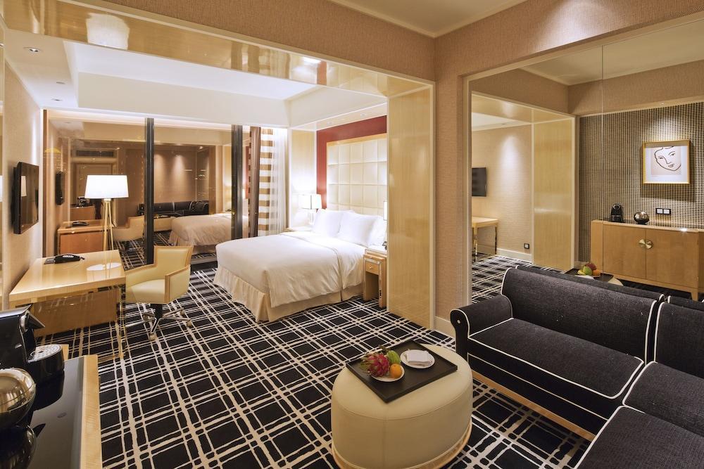 The Lin Hotel Taichung Exterior photo A suite at the hotel