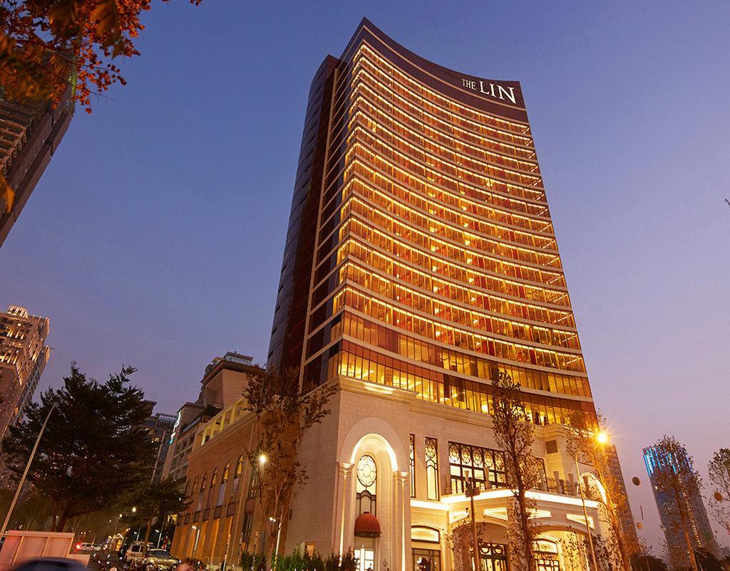 The Lin Hotel Taichung Exterior photo The hotel at night