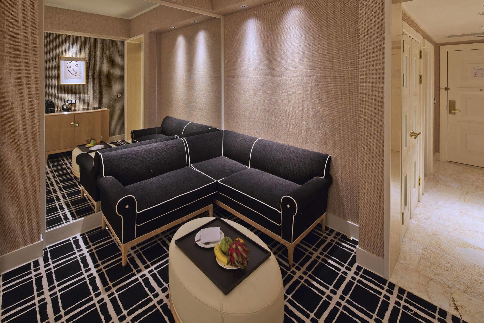 The Lin Hotel Taichung Exterior photo A suite at the Ritz-Carlton, Hong Kong